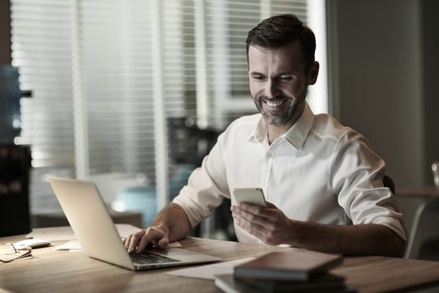 Empresário utilizando serviços da Digital Contabilidade pelo celular — atendimento digital em Brasília